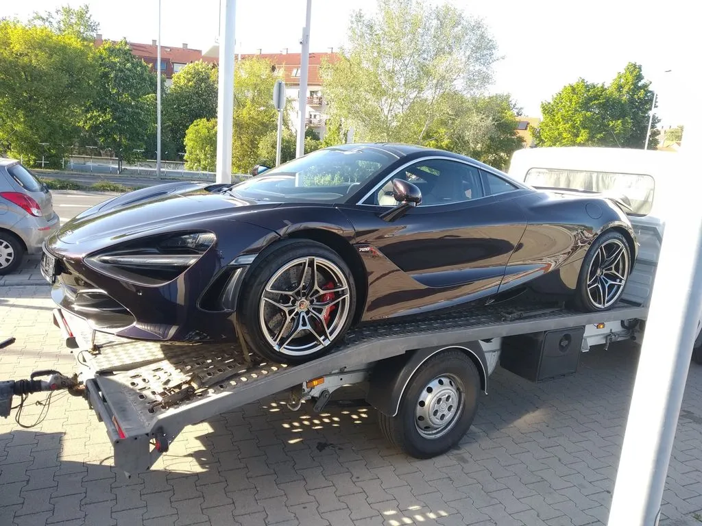 McLaren sportautó biztonságos felrakodása az autómentőre