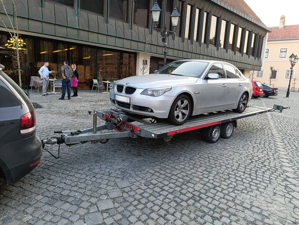 Meghibásodott BMW személyautó elszállítása autómentővel
