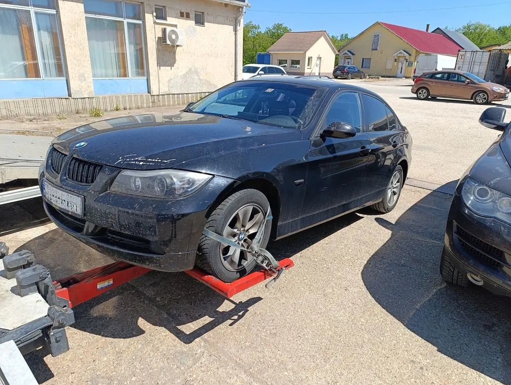 Hevederekkel biztonságosan rögzített BMW szállítása