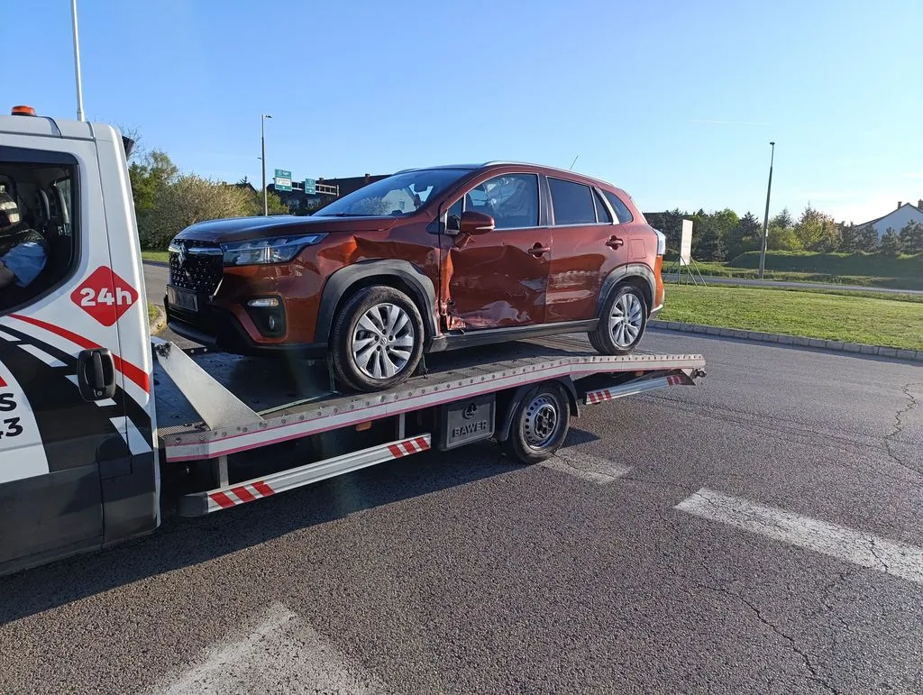 Balesetben sérült karosszériás Suzuki SUV mentése