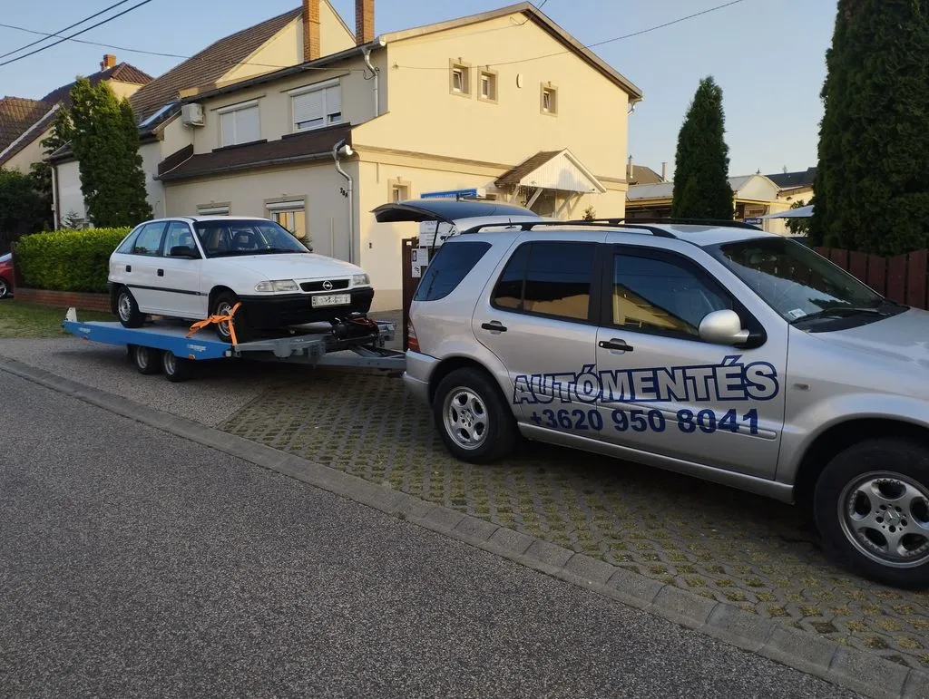 Lerobbant Opel személygépkocsi mentése és szállítása