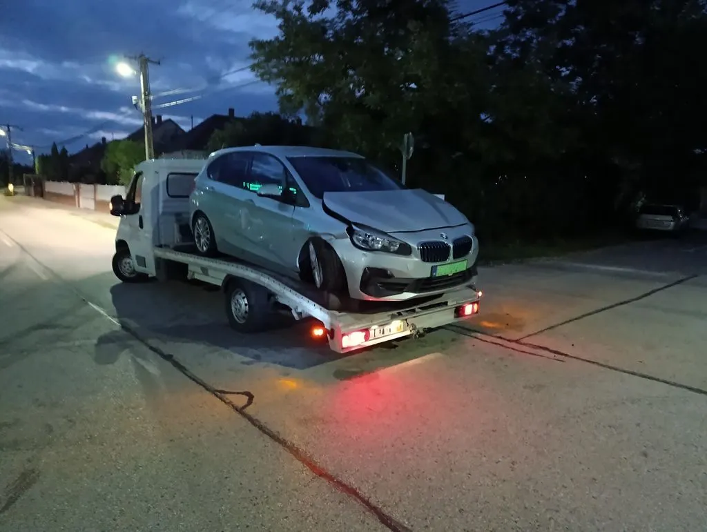 Balesetet szenvedett, törött BMW éjszakai mentése