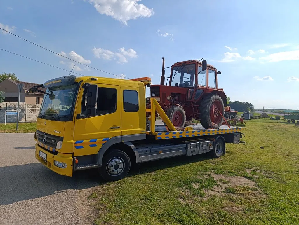 Mezőgazdasági traktor mentése és elszállítása